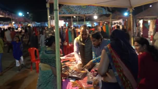 Khajuraho India Februari 2022 Straatverkoper Verkoopt Diverse Goederen Tijdens Khajuraho — Stockvideo