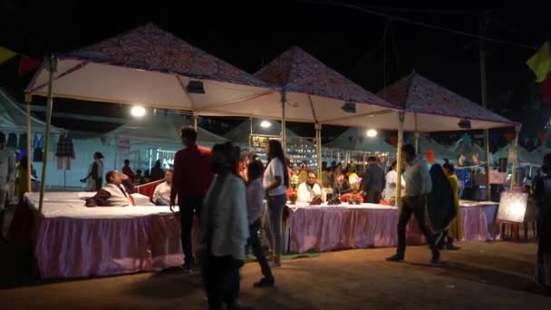 Khajuraho インド2022年2月25日 カジュラホ ダンスフェスティバル期間中に様々な商品を販売する露店 インドでは毎年恒例の祭りです — ストック動画