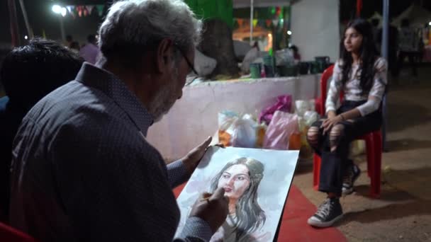 Khajuraho India Lutego 2022 Artysta Tworzący Portret Ulicy Podczas Festiwalu — Wideo stockowe