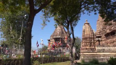 KHAJURAHO, MADHYA PRADESH, INDIA, 01 Mart 2022: Erotik mimarisi nedeniyle Khajuraho tapınağına turistik bir ziyaret, düzenli olarak pek çok ziyaretçi çekmek, UNESCO Dünya Mirası Sitesi.