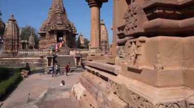 KHAJURAHO, MADHYA PRADESH, INDIA, 01 Mart 2022: Erotik mimarisi nedeniyle Khajuraho tapınağına turistik bir ziyaret, düzenli olarak pek çok ziyaretçi çekmek, UNESCO Dünya Mirası Sitesi.