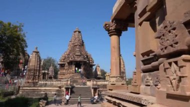 KHAJURAHO, MADHYA PRADESH, INDIA, 01 Mart 2022: Erotik mimarisi nedeniyle Khajuraho tapınağına turistik bir ziyaret, düzenli olarak pek çok ziyaretçi çekmek, UNESCO Dünya Mirası Sitesi.