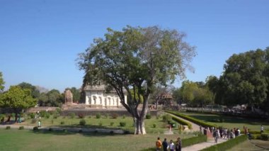 KHAJURAHO, MADHYA PRADESH, INDIA, 01 Mart 2022: Erotik mimarisi nedeniyle Khajuraho tapınağına turistik bir ziyaret, düzenli olarak pek çok ziyaretçi çekmek, UNESCO Dünya Mirası Sitesi.