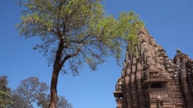 KHAJURAHO, MADHYA PRADESH, INDIA, 01 Mart 2022: Erotik mimarisi nedeniyle Khajuraho tapınağına turistik bir ziyaret, düzenli olarak pek çok ziyaretçi çekmek, UNESCO Dünya Mirası Sitesi.