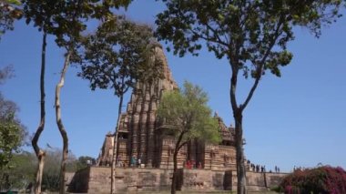 KHAJURAHO, MADHYA PRADESH, INDIA, 01 Mart 2022: Erotik mimarisi nedeniyle Khajuraho tapınağına turistik bir ziyaret, düzenli olarak pek çok ziyaretçi çekmek, UNESCO Dünya Mirası Sitesi.