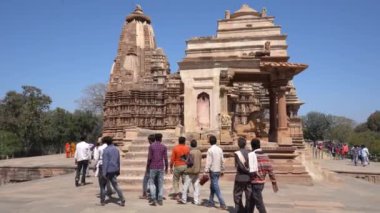 KHAJURAHO, MADHYA PRADESH, INDIA, 01 Mart 2022: Erotik mimarisi nedeniyle Khajuraho tapınağına turistik bir ziyaret, düzenli olarak pek çok ziyaretçi çekmek, UNESCO Dünya Mirası Sitesi.