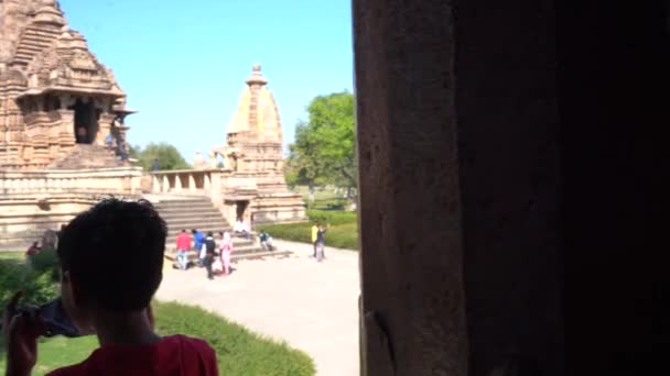 Khajuraho Madhya Pradesh India March 2022 エロチックな建築で人気のあるカジュラホ寺院への観光客の訪問と散歩 定期的に多くの訪問者を引き付ける ユネスコ世界遺産 — ストック動画