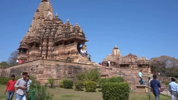 Khajuraho Madhya Pradesh India March 2022 エロチックな建築で人気のあるカジュラホ寺院への観光客の訪問と散歩 定期的に多くの訪問者を引き付ける ユネスコ世界遺産 — ストック動画