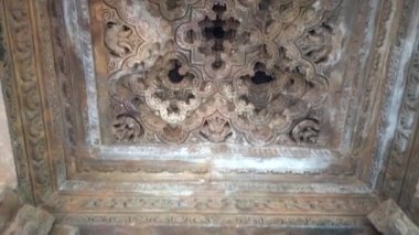Renkli sarili kadın turist, Hindistan 'daki UNESCO Dünya Mirası Bölgesi, Khajuraho Tapınağı' nda yürüyor..