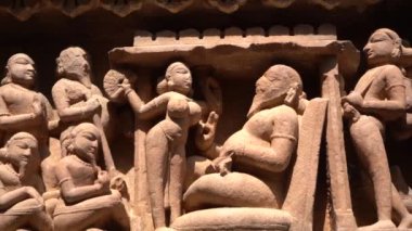 Erotik çift heykelleri, dış duvarlarda efsanevi figürler, Khajuraho Tapınağı, UNESCO Dünya Mirası Sitesi, Madhya Pradesh, Hindistan