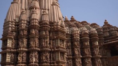 Erotik çift heykelleri, dış duvarlarda efsanevi figürler, Khajuraho Tapınağı, UNESCO Dünya Mirası Sitesi, Madhya Pradesh, Hindistan