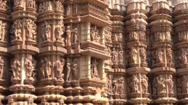 Erotik çift heykelleri, dış duvarlarda efsanevi figürler, Khajuraho Tapınağı, UNESCO Dünya Mirası Sitesi, Madhya Pradesh, Hindistan