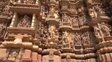 Erotik çift heykelleri, dış duvarlarda efsanevi figürler, Khajuraho Tapınağı, UNESCO Dünya Mirası Sitesi, Madhya Pradesh, Hindistan