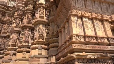 Erotik çift heykelleri, dış duvarlarda efsanevi figürler, Khajuraho Tapınağı, UNESCO Dünya Mirası Sitesi, Madhya Pradesh, Hindistan