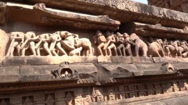 Erotik çift heykelleri, dış duvarlarda efsanevi figürler, Khajuraho Tapınağı, UNESCO Dünya Mirası Sitesi, Madhya Pradesh, Hindistan
