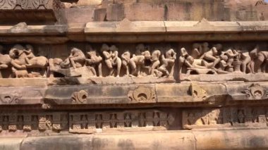 Erotik çift heykelleri, dış duvarlarda efsanevi figürler, Khajuraho Tapınağı, UNESCO Dünya Mirası Sitesi, Madhya Pradesh, Hindistan
