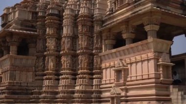 Erotik çift heykelleri, dış duvarlarda efsanevi figürler, Khajuraho Tapınağı, UNESCO Dünya Mirası Sitesi, Madhya Pradesh, Hindistan