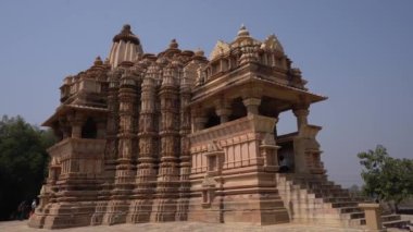 Erotik çift heykelleri, dış duvarlarda efsanevi figürler, Khajuraho Tapınağı, UNESCO Dünya Mirası Sitesi, Madhya Pradesh, Hindistan
