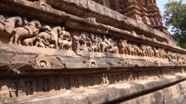 Erotik çift heykelleri, dış duvarlarda efsanevi figürler, Khajuraho Tapınağı, UNESCO Dünya Mirası Sitesi, Madhya Pradesh, Hindistan
