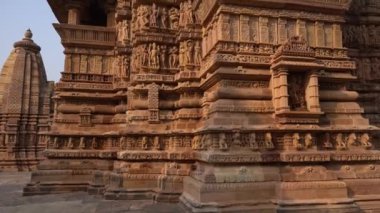 Erotik çift heykelleri, dış duvarlarda efsanevi figürler, Khajuraho Tapınağı, UNESCO Dünya Mirası Sitesi, Madhya Pradesh, Hindistan