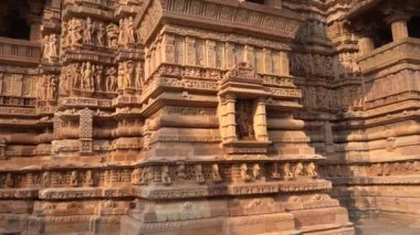 Erotik çift heykelleri, dış duvarlarda efsanevi figürler, Khajuraho Tapınağı, UNESCO Dünya Mirası Sitesi, Madhya Pradesh, Hindistan