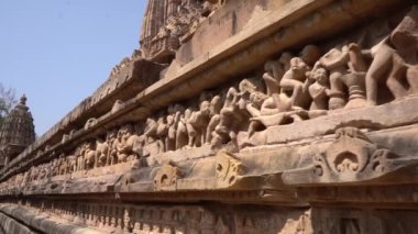 Erotik çift heykelleri, dış duvarlarda efsanevi figürler, Khajuraho Tapınağı, UNESCO Dünya Mirası Sitesi, Madhya Pradesh, Hindistan