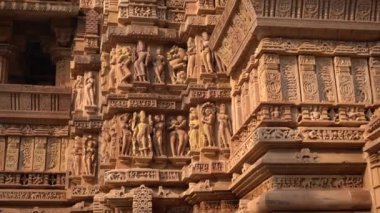 Erotik çift heykelleri, dış duvarlarda efsanevi figürler, Khajuraho Tapınağı, UNESCO Dünya Mirası Sitesi, Madhya Pradesh, Hindistan