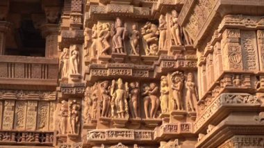 Erotik çift heykelleri, dış duvarlarda efsanevi figürler, Khajuraho Tapınağı, UNESCO Dünya Mirası Sitesi, Madhya Pradesh, Hindistan