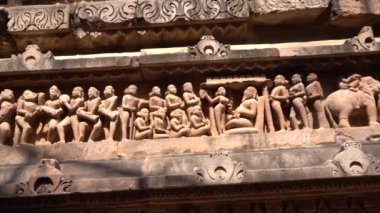 Erotik çift heykelleri, dış duvarlarda efsanevi figürler, Khajuraho Tapınağı, UNESCO Dünya Mirası Sitesi, Madhya Pradesh, Hindistan