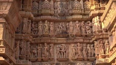 Erotik çift heykelleri, dış duvarlarda efsanevi figürler, Khajuraho Tapınağı, UNESCO Dünya Mirası Sitesi, Madhya Pradesh, Hindistan