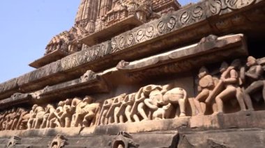 Erotik çift heykelleri, dış duvarlarda efsanevi figürler, Khajuraho Tapınağı, UNESCO Dünya Mirası Sitesi, Madhya Pradesh, Hindistan