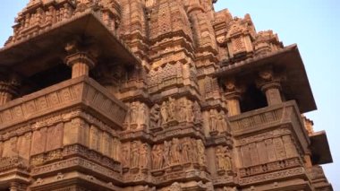 Erotik çift heykelleri, dış duvarlarda efsanevi figürler, Khajuraho Tapınağı, UNESCO Dünya Mirası Sitesi, Madhya Pradesh, Hindistan