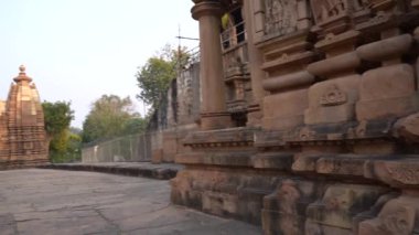 Erotik çift heykelleri, dış duvarlarda efsanevi figürler, Khajuraho Tapınağı, UNESCO Dünya Mirası Sitesi, Madhya Pradesh, Hindistan