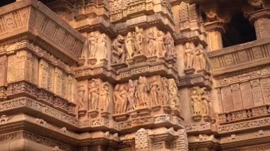 Erotik çift heykelleri, dış duvarlarda efsanevi figürler, Khajuraho Tapınağı, UNESCO Dünya Mirası Sitesi, Madhya Pradesh, Hindistan
