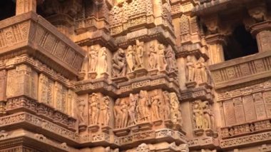 Erotik çift heykelleri, dış duvarlarda efsanevi figürler, Khajuraho Tapınağı, UNESCO Dünya Mirası Sitesi, Madhya Pradesh, Hindistan