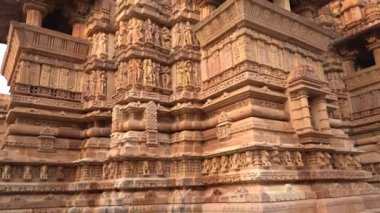 Erotik çift heykelleri, dış duvarlarda efsanevi figürler, Khajuraho Tapınağı, UNESCO Dünya Mirası Sitesi, Madhya Pradesh, Hindistan