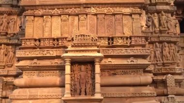 Erotik çift heykelleri, dış duvarlarda efsanevi figürler, Khajuraho Tapınağı, UNESCO Dünya Mirası Sitesi, Madhya Pradesh, Hindistan