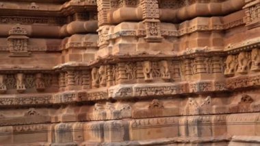 Erotik çift heykelleri, dış duvarlarda efsanevi figürler, Khajuraho Tapınağı, UNESCO Dünya Mirası Sitesi, Madhya Pradesh, Hindistan