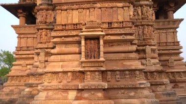 Erotik çift heykelleri, dış duvarlarda efsanevi figürler, Khajuraho Tapınağı, UNESCO Dünya Mirası Sitesi, Madhya Pradesh, Hindistan