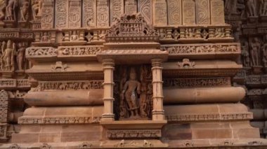 Erotik çift heykelleri, dış duvarlarda efsanevi figürler, Khajuraho Tapınağı, UNESCO Dünya Mirası Sitesi, Madhya Pradesh, Hindistan