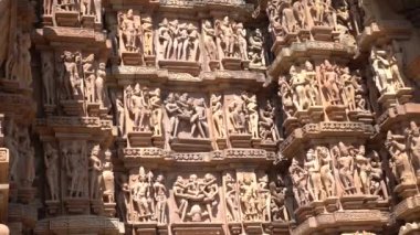 Erotik çift heykelleri, dış duvarlarda efsanevi figürler, Khajuraho Tapınağı, UNESCO Dünya Mirası Sitesi, Madhya Pradesh, Hindistan