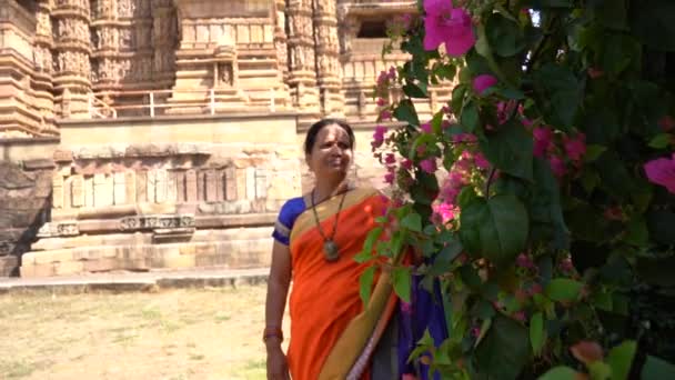 Donna Turista Colorate Passeggiate Saree Intorno Tempio Khajuraho Patrimonio Mondiale — Video Stock
