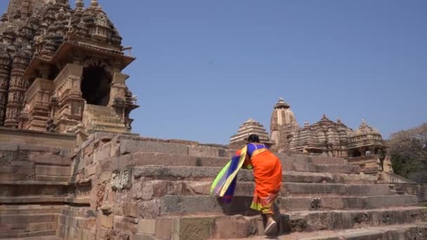 Vrouw Toerist Kleurrijke Saree Wandelingen Rond Khajuraho Tempel Unesco World — Stockvideo