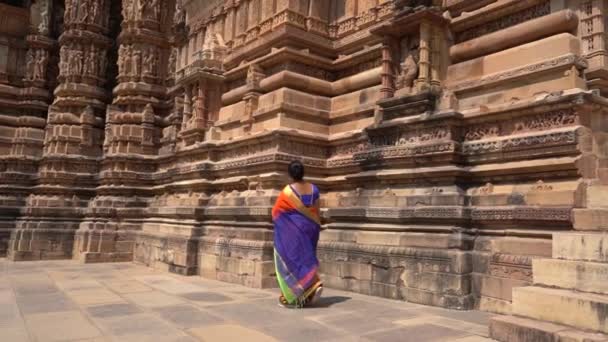 Női Turista Színes Szári Séták Körül Khajuraho Temple Unesco Világörökség — Stock videók