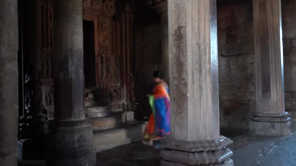 Γυναίκα Τουρίστας Πολύχρωμο Σάρι Βόλτες Γύρω Khajuraho Ναός Μνημείο Παγκόσμιας — Αρχείο Βίντεο