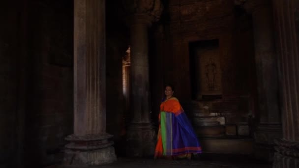 Turista Mujer Coloridos Paseos Saree Alrededor Del Templo Khajuraho Patrimonio — Vídeo de stock