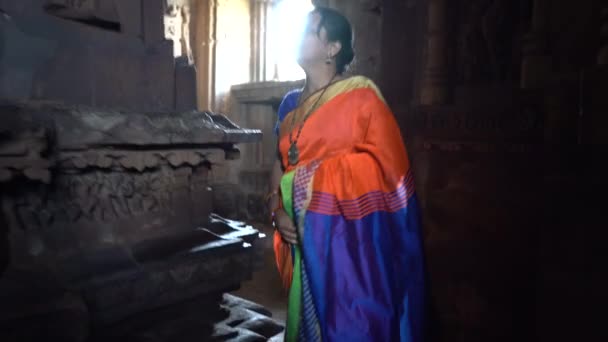 Kobieta Turysta Kolorowe Saree Spacery Wokół Świątyni Khajuraho Unesco Światowego — Wideo stockowe