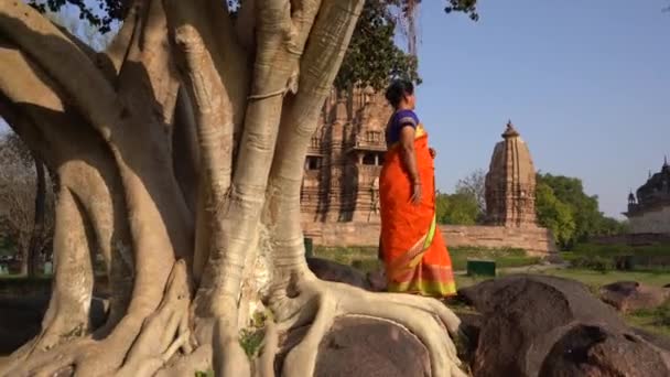 Kobieta Turysta Kolorowe Saree Spacery Wokół Świątyni Khajuraho Unesco Światowego — Wideo stockowe