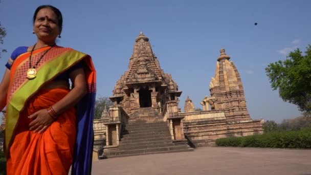Женщина Турист Красочной Сари Прогулки Вокруг Храма Кхаджурахо Объект Всемирного — стоковое видео