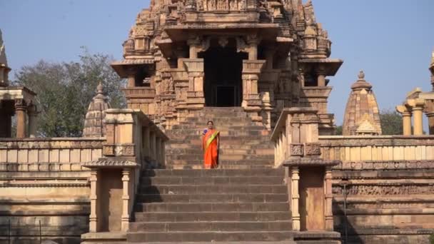 Touristin Farbenfrohen Sari Spaziert Den Khajuraho Tempel Unesco Weltkulturerbe Indien — Stockvideo